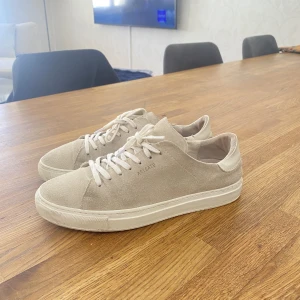 Axel arigato skor - Beiga Axel arigato skor i storlek 38. Ingen box ingen påse, bara skor. Cond 7,5/10 Skriv för eventuella frågor😄