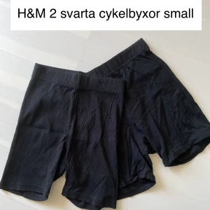 2 st cykelbyxor  - 2 st cykelbyxor, bomull, 1 ribbad - säljer pga för små, 1 par aldrig använda, andra paret använd enstaka gång 