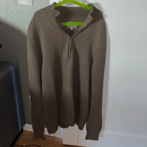 Half zip - Stickad Half zip som aldrig är använd från märket Crocker. 