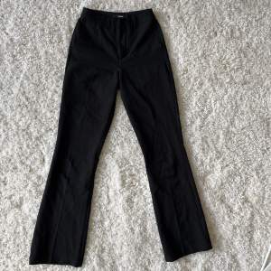 Svarta jättefina kostymbyxor från bikbok! säljer dem då de är lite för korta för mig💗