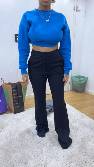 Kostymbyxor i boutcut  - Ett par asss snygga kostymbyxor i boutcut i stl xs. Fööör långa för mig som är 155!!!!❤️från zara 