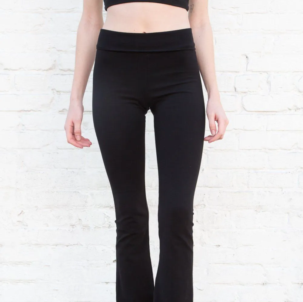 Säljer dessa lågmidjade yoga pants från brandy Melville! One sized men sitter som en XS-M! 💕💕. Jeans & Byxor.