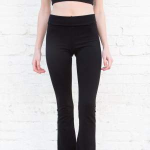 Säljer dessa lågmidjade yoga pants från brandy Melville! One sized men sitter som en XS-M! 💕💕