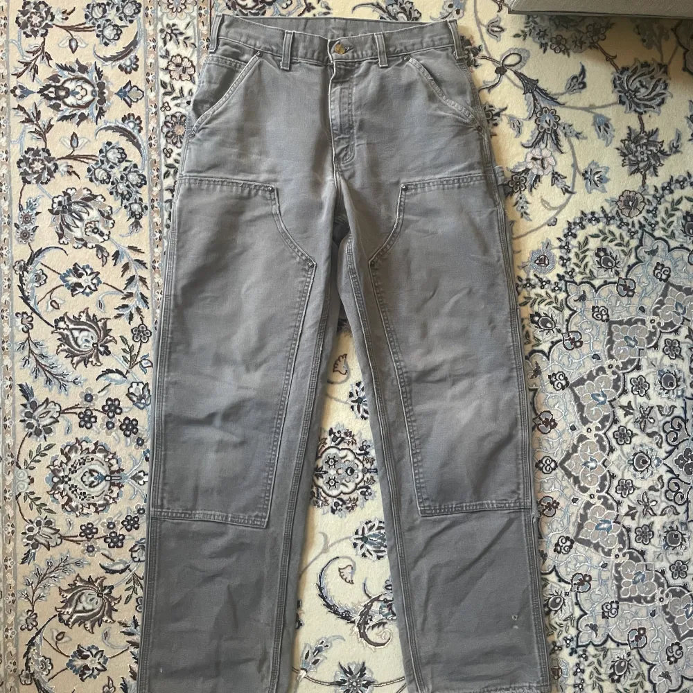Sällsynta vintage Carhartt byxor som är väldigt svårt att hitta. Väldigt fin använd look. Pris kan diskuteras. Jeans & Byxor.