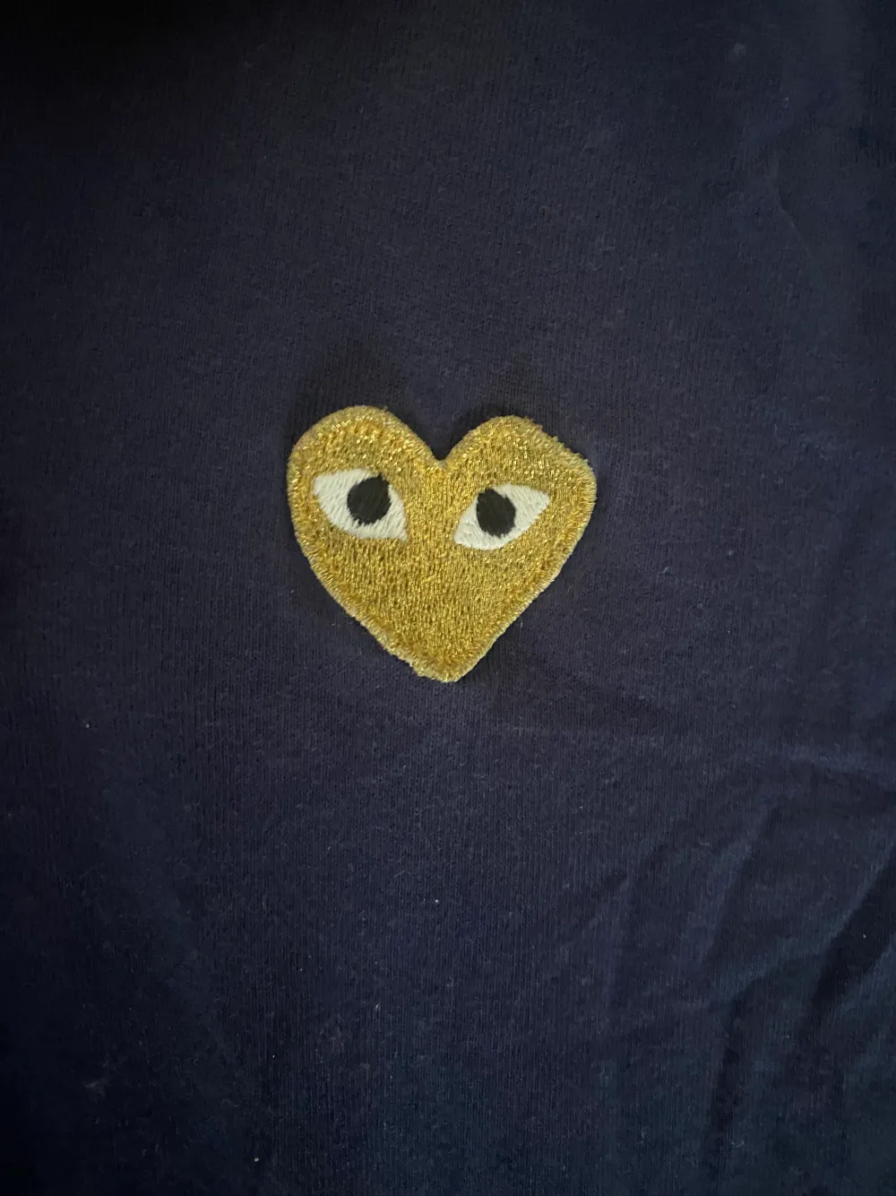 Mörkblå Comme des garcons t-shirt med gul/gulddigt hjärta, jättefint skick. Nypris cirka 1100kr, skriv för fler bilder💘. T-shirts.