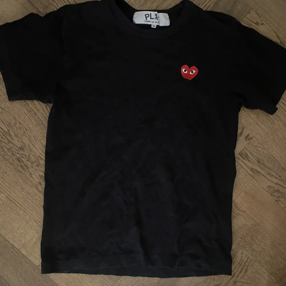 Svart comme des garcons t-shirt med rött hjärta, jättefint skick. Nypris är cirka 1100, skriv för fler bilder💕. T-shirts.