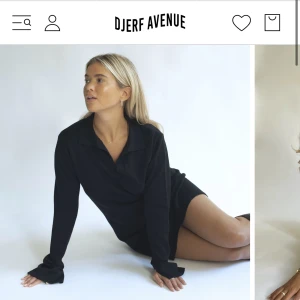 Djerf avenue klänning  - Säljer min fina djerf klänning då den är något liten på mig tyvärr. Använd endast två gånger så den är i toppskick.   Nypris: 1 499kr 