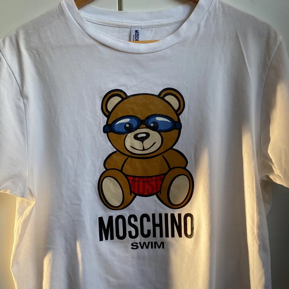 Varsamt använd Moschino Swim T-Shirt Den är M men passformen är som en S Köpt i Rom men säljer nu pga att den är för liten. Finns i malmö om man vill mötas upp, annars står du för frakten :). T-shirts.