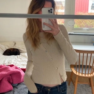 Ribbad tröja med diagonal knäppning  - Supersnygg topp med diagonal knäppning från Nelly, inspirerad av jacquemus tröjan😍