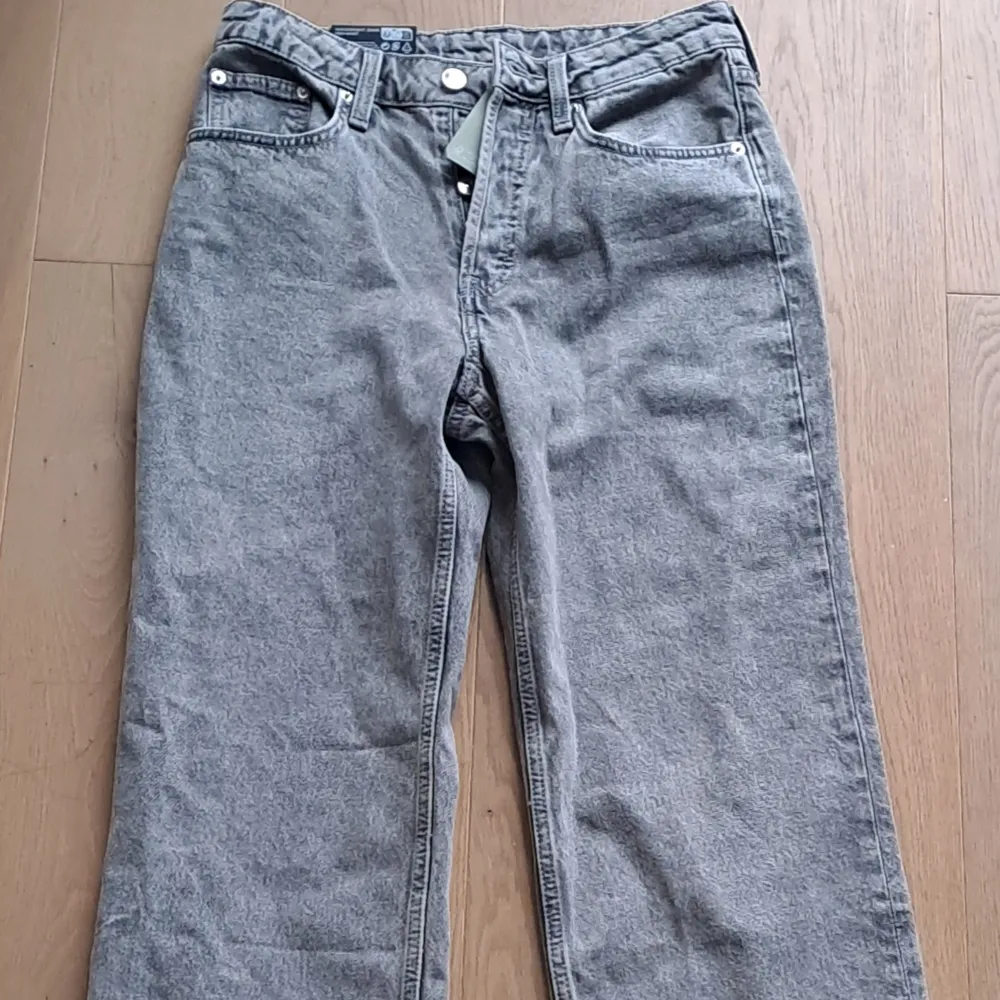 Ett par gråa highwaist jeans från hm. Helt nya med prislapp på. Har även kvittot kvar! Säljer för att jag inte hann byta storlek i butik💕 (Nyskick 10/10) Storlek 36 (s) . Jeans & Byxor.