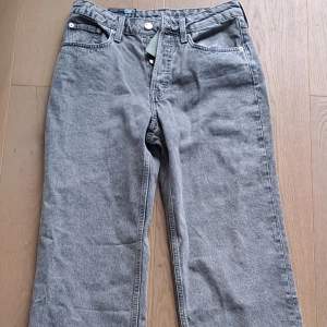 Ett par gråa highwaist jeans från hm. Helt nya med prislapp på. Har även kvittot kvar! Säljer för att jag inte hann byta storlek i butik💕 (Nyskick 10/10) Storlek 36 (s) 