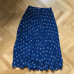 Den här kjolen har aldrig varit använd och är i jättebra skick. Den är i storlek 34.