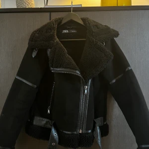 Vår/höst jacka från ZARA - Säljer denna fina jacka från ZARA, köpt för 1,000kr läggs ut för 700. Storlek S. Knappt använd.