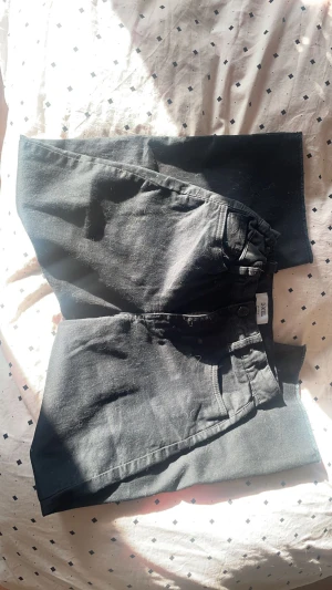 Jeans - Säljer dem här svarta jeansen eftersom de var för små, på byxorna står det 14/164 men dem är lite mindre, på byxorna fastnar hår bra, har aldrig haft på mig dem annars👍😉✨