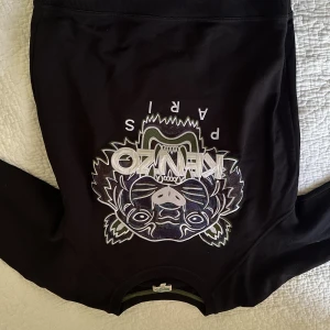 KENZO TRÖJA - äkta kenzotröja köpt i kenzobutiken i paris, använder ej längre. Försiktigt använd då den är dyr och inte ska tvättas för ofta! Jättefin brodering