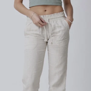 Lågmidjade linnebyxor - Helt oanvända lågmidjade linnebyxor från skagen clothing, i storlek M (långa i benen). Nypris 779kr. Helt oanvända med lapparna kvar. 