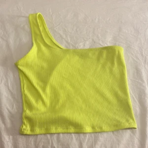 Pull&bear gul topp enärmad. 129 kr+frakt - Aldrig använt. Fint skick, stl. S