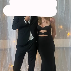 Bal klänning, svart med silver glitter - Säljer min balklänning❤️endast använd en gång så den är som ny. Jag är 175! Det är väldigt glittrig i silver även om det inte syns så bra på bilderna🫶🏼