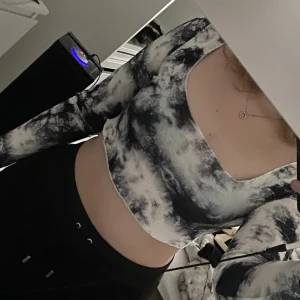 Svartvit mönstrad topp  - Svart/vit mönstrad topp i as skönt material som knappt e använd. Strl S. 50kr+frakt