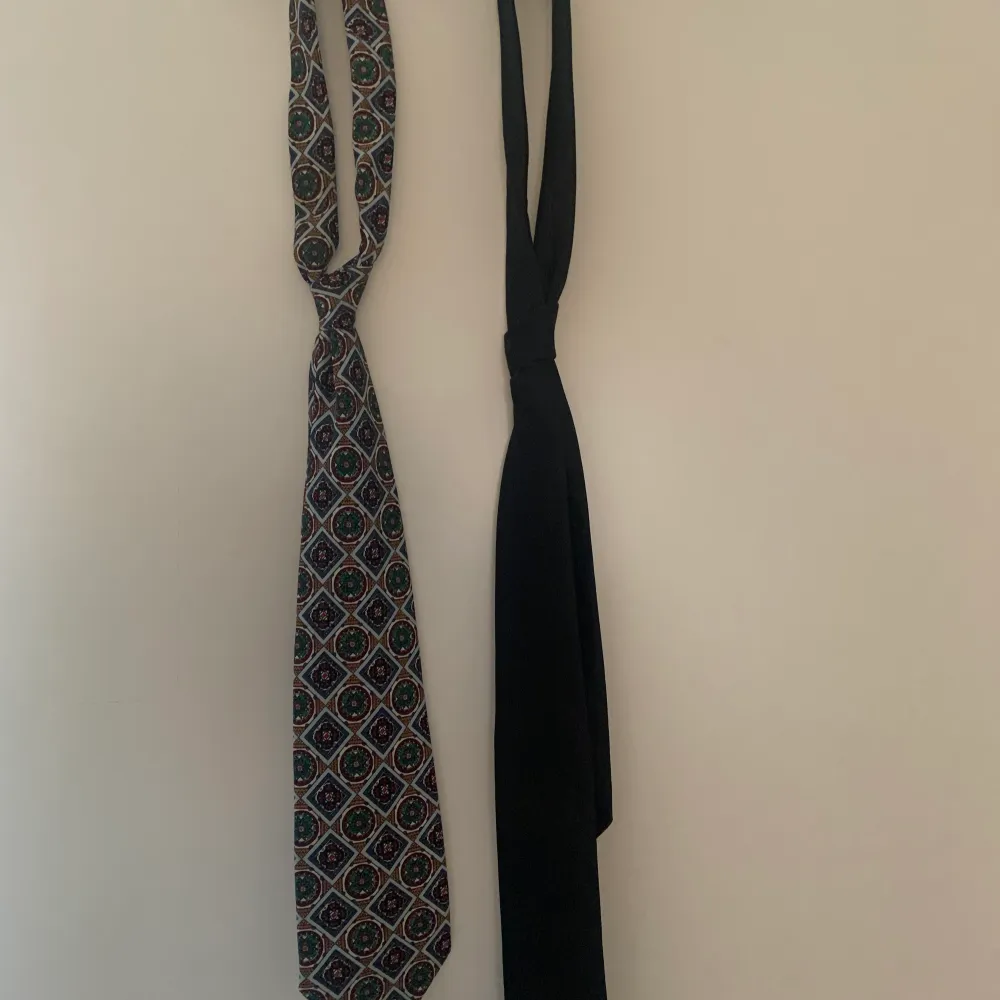 Två slipsar båda för 100kr en för 50kr. Accessoarer.
