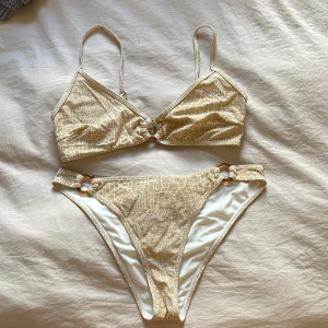 Bikini från NAKD  - Stolek M i båda delarna, passade mig som en S skulle jag säga. Fint skick! Inga skavanker.   Du står för frakten. 