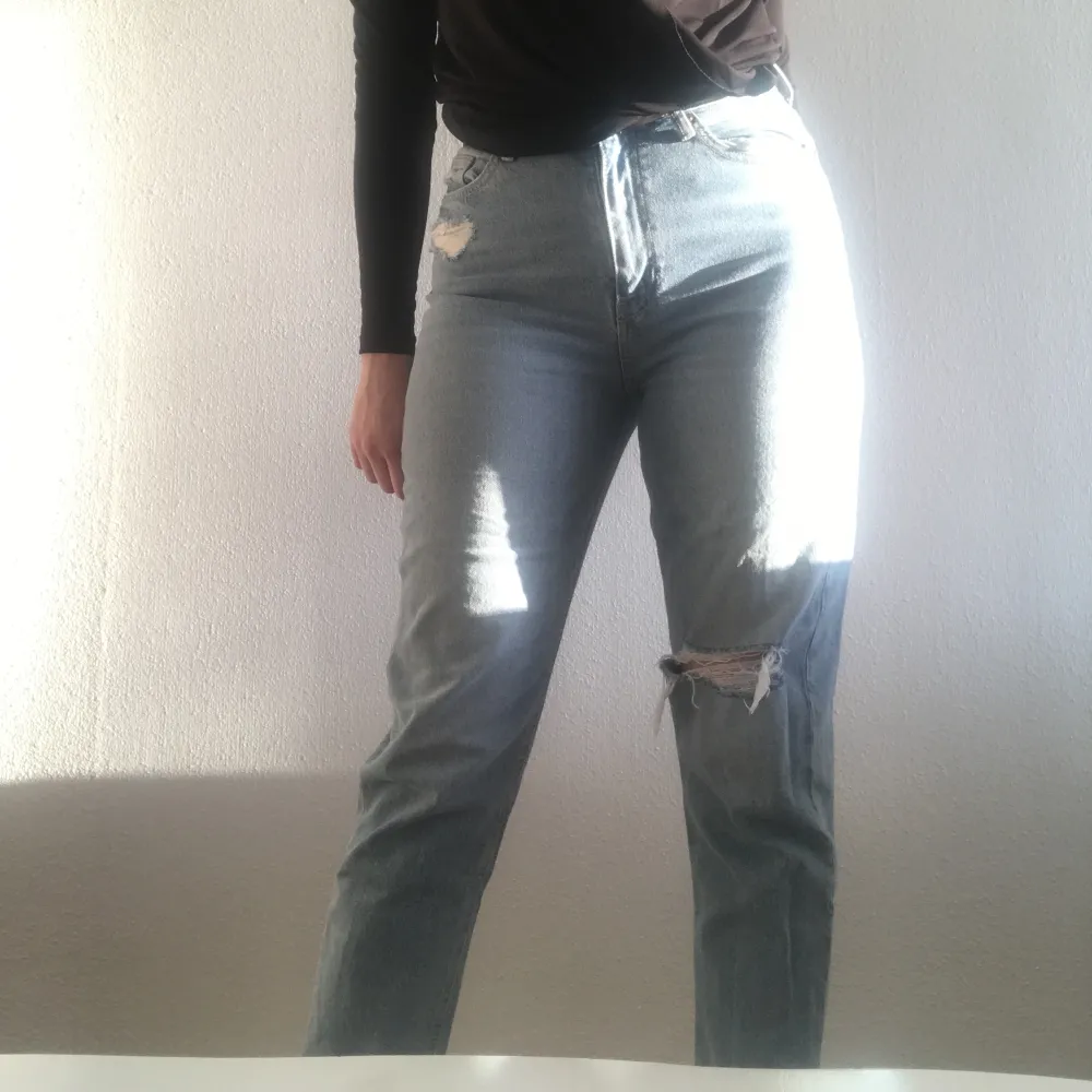 Slim jeans  Hål tillhör designen . Jeans & Byxor.