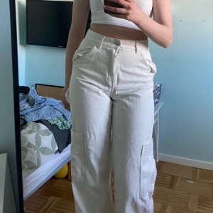 Vita cargo jeans  - Jättefina cargo jeans från HM! Knappt använda då jag inte gillar högmidjat 