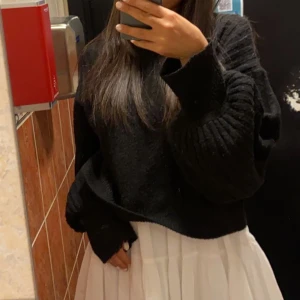 Stickad tröja - Svart stickad tröja ifrån gina, skriv för fler bilder 