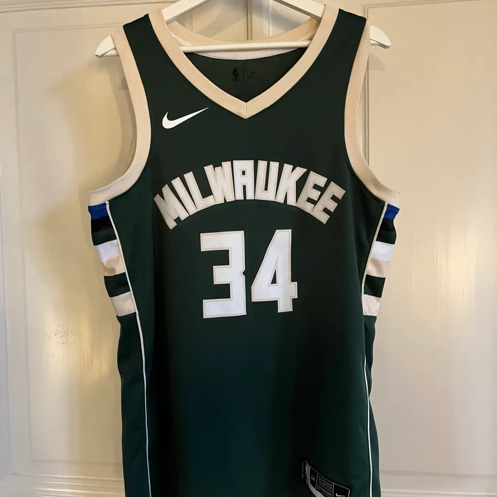 Milwaukee Bucks Home Jersey från när de vann titeln 2021. Används fåtal gånger. Ny pris är 1000kr. Övrigt.