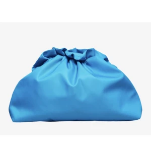 Selected Femme Classic clutch  - Säljer min fina clutch från Selected Femme. Endast använd 1 gång på balen och inga fläckar eller liknande. Köptes för 499kr. Hör av er om ni har några frågor❤️