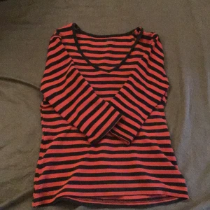 V ringad trekvarts tröja  - Fick den för nåt år sen har inte kommit till användning  Märket o storleken är bortsuddad