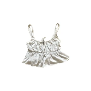 Vit sommartop  - Supersöt liten topp som är så fin till sommaren med volanger där nere. Från Bershka. Skönt mjukt material. Storlek S