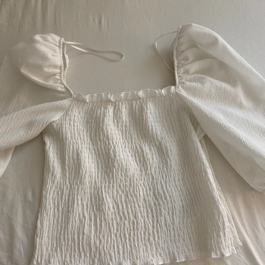 Vit sommrig topp med puffiga armar