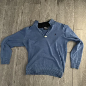 Ralph Lauren Half Zip - Hej! Säljer denna sjukt feta Half zip från Ralph Lauren. Den kommer i en väldigt ljusblå som jag själv tycker är sjukt fet till linnebyxor. Ganska tunt stickat vilket tillåter användning även under sommaren! Storlek M/S Hör av er!