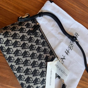 Väska från Carin Western - Oanvänd väska från Carin Western. Den är från deras mix and match kollektion. Rymmer en hel del. Super bra  skick. Står inte för frakt🥰