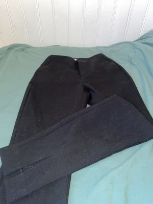 Kostymbyxor - Kostym byxor från mango säljer pga förkorta. Dom är i nyskick och är i storlek 34 (xs)