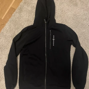 Sail racing - Säljer min Sail racing tröja eftersom den är för liten. Köpte  den i vintras och har bara används ett fåtal tillfällen. Skick 9/10. Nypris är 1000 kr. Priset kan justeras🙌