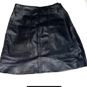 Kjol - Imitations skinnkjol med fickor, använd 2 gånger!