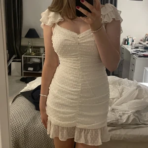 Vit klänning - Så fin klänning köpt för ett år sedan, oanvänd med prislappen kvar🤍 den är stretchig med jättefina detaljer och perfekt till sommaren/studenten! ordinarie pris 399, den är borta ur zaras sortiment nu. 