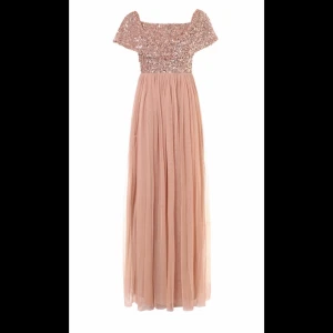 Kortärmad off sholder maxiklänning, modell med dragkedja i rygg & paljetter på ovandel. - Perfekt balklänning enligt mig och så fin! 🌸Endast använd vid 2 tillfällen, storlek: S,36 men passar även mig som har storlek 38. Jag är 173cm lång & klänningen går hela vägen ner till fötterna på mig. Klänningen är i färgen sandrosa. Klänningen är som ny