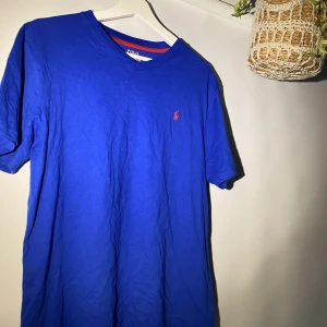 Ralph Lauren t-shirt i blå - Hej, säljer en Ralph Lauren T-shirt i klarblå färg. Passar till storlek medium. Klarblå färg. Bra skick, sparsamt använd. Priset är inte hugget i sten. Hör av dig vid frågor.