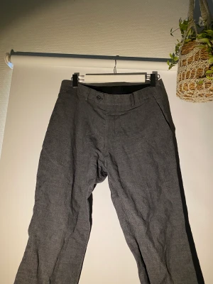 Kostymbyxor från Tiger Of Sweden - Hej, säljer ett par kostymbyxor från Tiger Of Sweden. De är i bra skick men säljer då de blivit för små. Storlek 48 motsvarar ca 30 30. Ganska tunt material och perfekt inför varmare tider. Hör av dig vid frågor!
