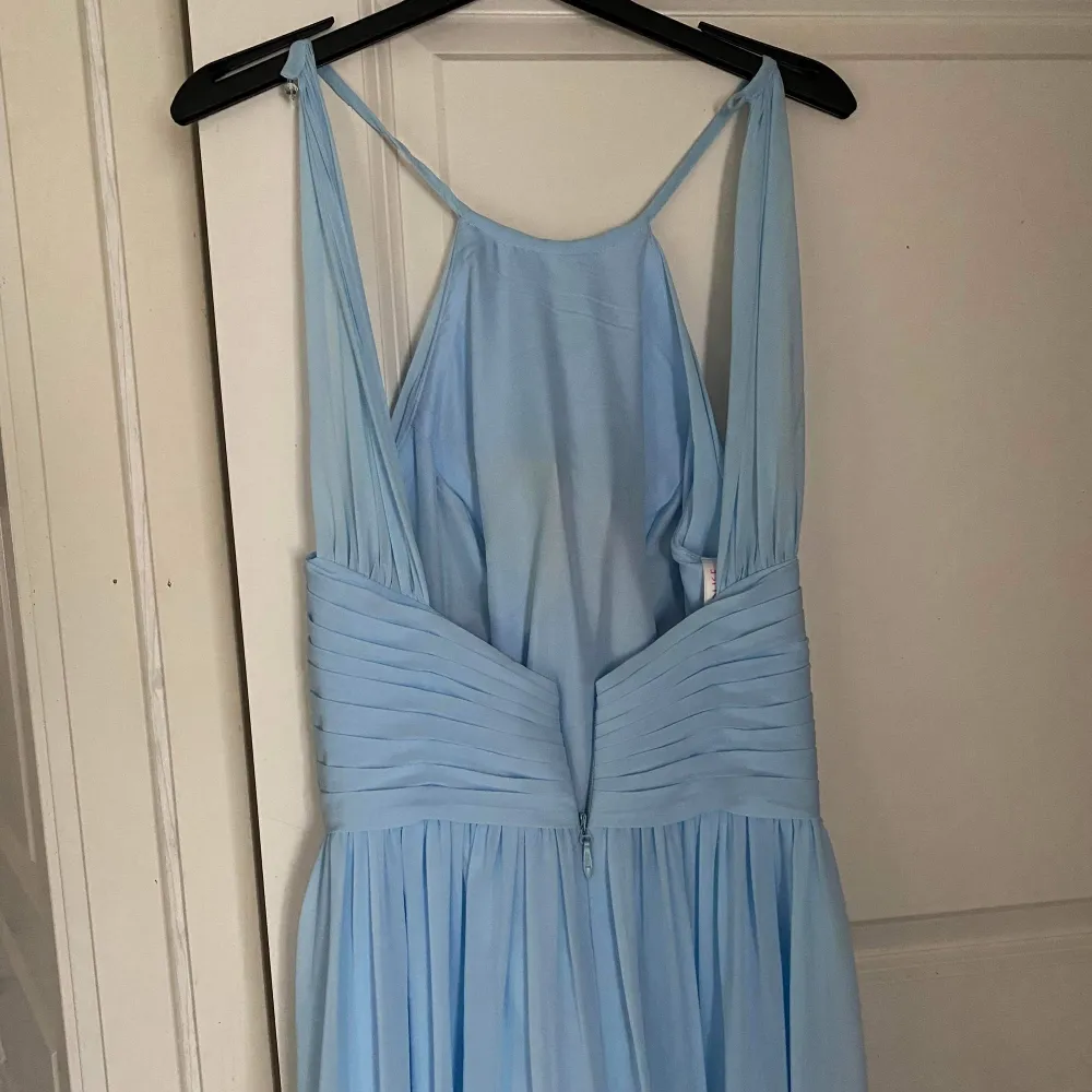 En blå balklänning i bra skick. Nypris ca 2000, använd endast en gång.💗Passar på någon runt 167. OBS: klänningen passar inte min syster på bilden, därför sitter den inte helt rättvist. Ha överseende🌸. Klänningar.