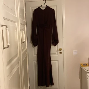 Asos klänning  - Asos satin klänning storlek 40 i jättefin skick. Kan passa 38 också