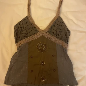 Brunt linne med paljetter   - Fint linne med knytning i ryggen. (Avklippt från klänning) står L men passar mig som har S/M i toppar. 