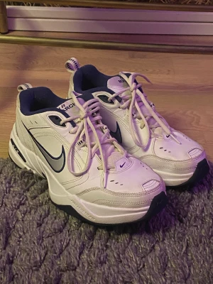 Nike air monarch -   Väldigt bra skick 9/10 Säljer för att de är för små  Skriv gärna för mer bilder och info  Nypris på zolando: 900kr