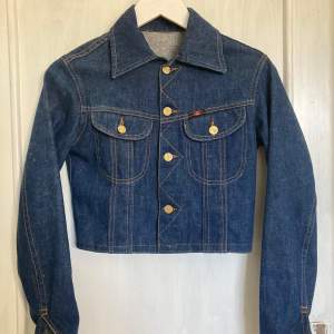 70s croppad jeansjacka, ingen storlek på lapp men XS-S. Perfekt skick. Köpt på Pop Boutique