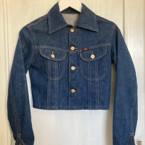 Croppad jeansjacka 70s  - 70s croppad jeansjacka, ingen storlek på lapp men XS-S. Perfekt skick. Köpt på Pop Boutique