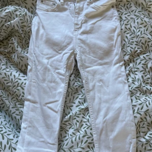Vita jeans - Helt vanliga vita jeans från lager 157! Använd 1 gång!!! Strl Xs