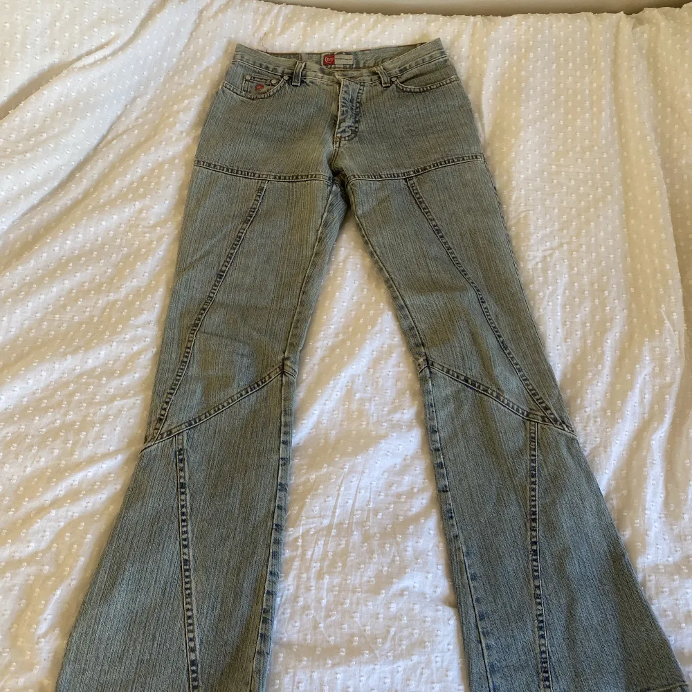 Ett par galet snygga napapjiri jeans som är lågmidjade o botcut, hittade på vintage butik o säljer för 450+ frakt. Älskar dom o sitter jättebra i rumpan men tyvär för små för mig nu. . Jeans & Byxor.